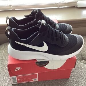 Nike Little Kids Tanjun EasyOn Adjustable Strap Casual Sneakers, size 2.5